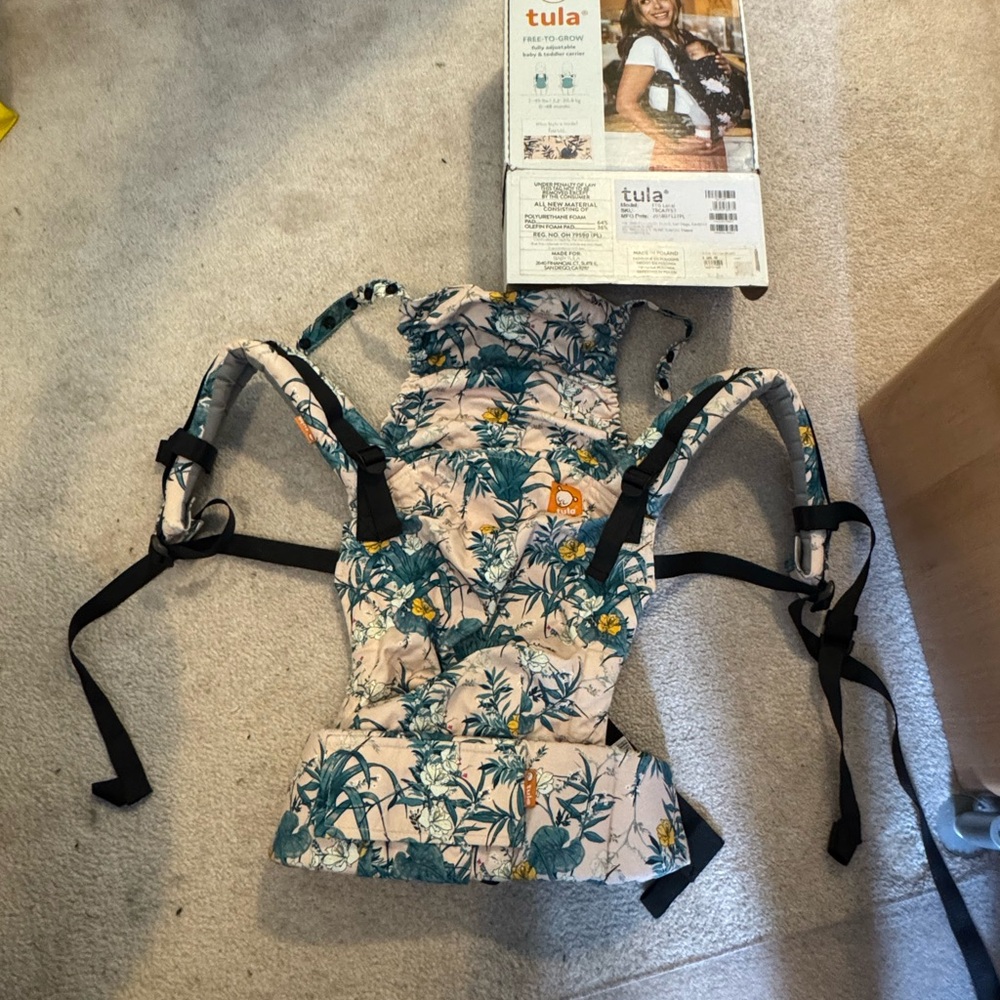 Tula free to grow in VEUC - barely used!  Lanai print
